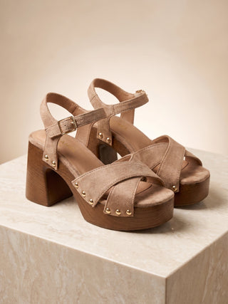 Sandales Gaia — taupe, brides croisées et clous dorés